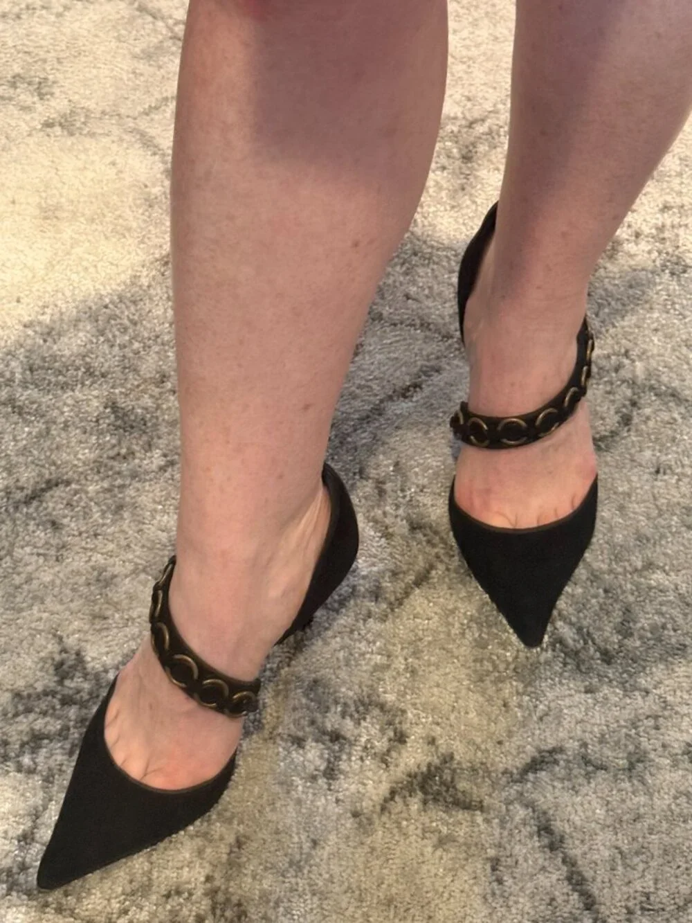 Beautiful Manolo Blahnik Heels in Black Suede - Picture 4 of 12